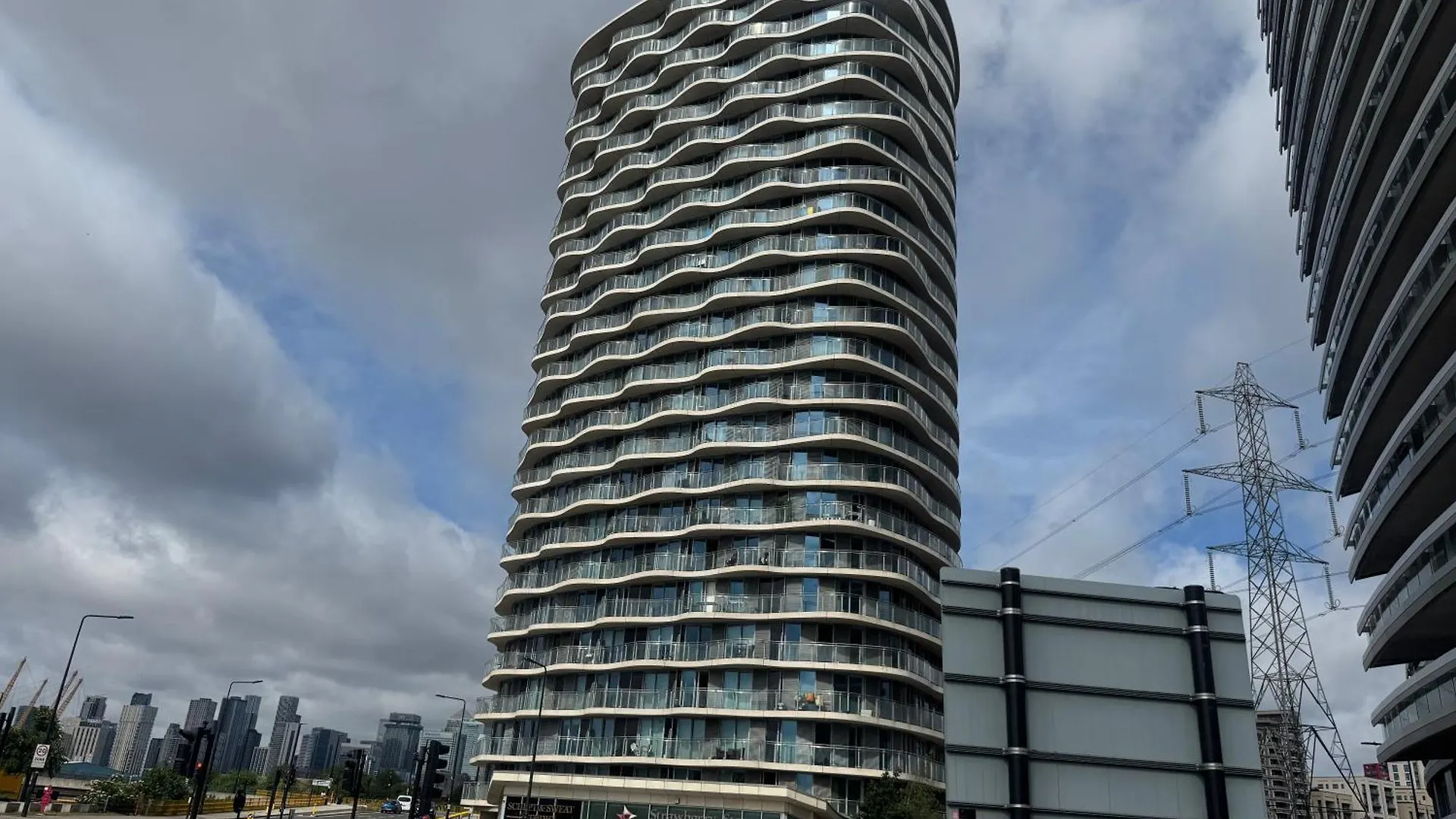 The Heights At Riverline O2 View & Ac London Apartment
